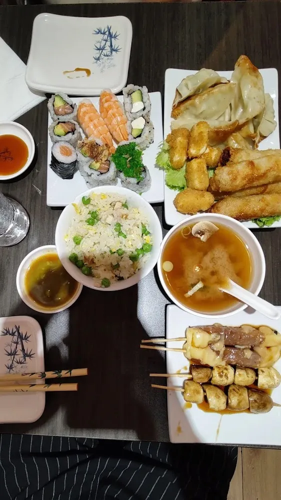 Soupe Miso Nems Au Poulet Sushis